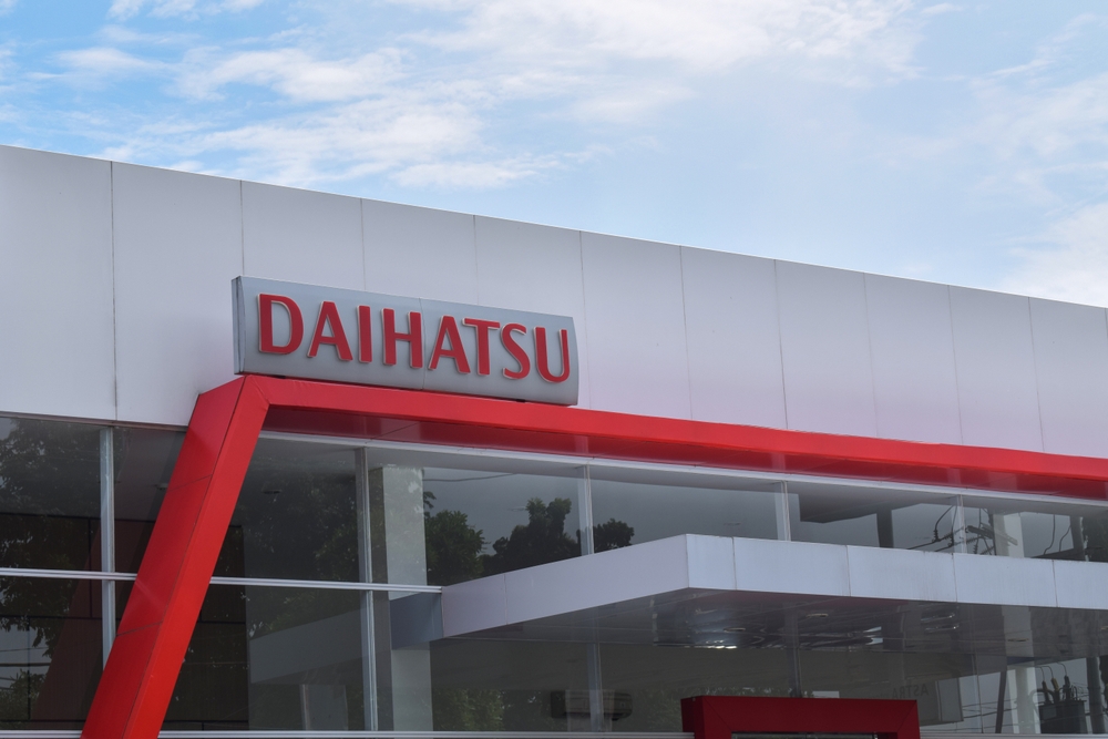 Toyota, altri guai per l’unità Daihatsu: sospesa la consegna dei veicoli dopo test falsificati