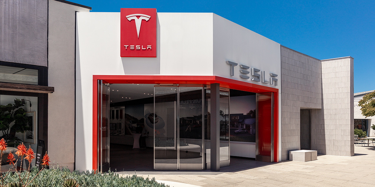 Tesla manda a casa 300 lavoratori temporanei in Germania