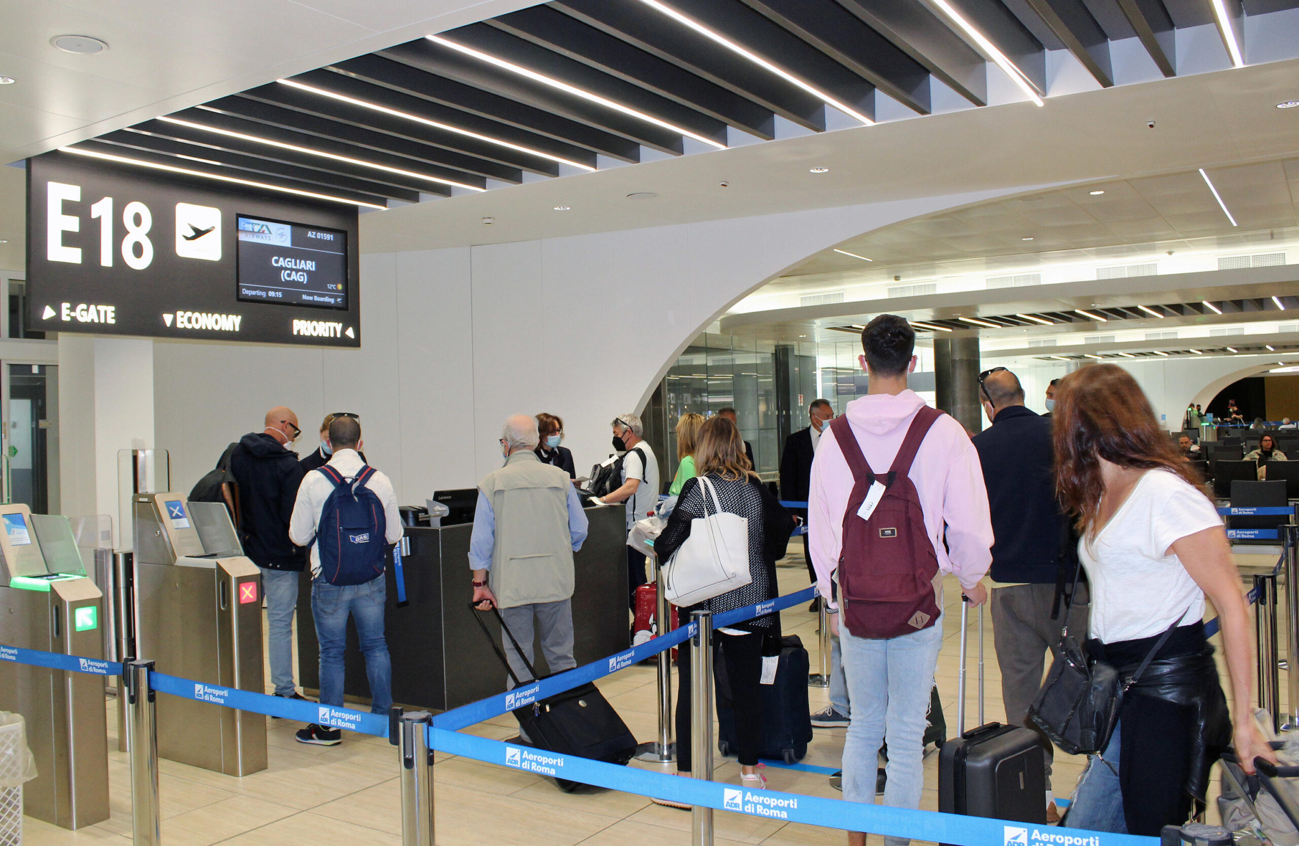 Hanno debuttato oggi i voli di Ita Airways e da e per Sardegna. Il primo volo è stato l'Az1561 da Cagliari a Linate alle ore 6.35. Il primo volo da Cagliari verso Roma, l'Az1588, operato da un Airbus A320 dedicato al grande campione sardo Gigi Riva, è arrivato alle 7.53 all' aeroporto di Fiumicino. Con la sigla AZ 1591 il primo volo da Fiumicino verso Cagliari è previsto in partenza alle 9.15. Ita Airways opera voli diretti da Roma Fiumicino e Milano Linate verso Cagliari, Alghero e Olbia.
ANSA/Telenews