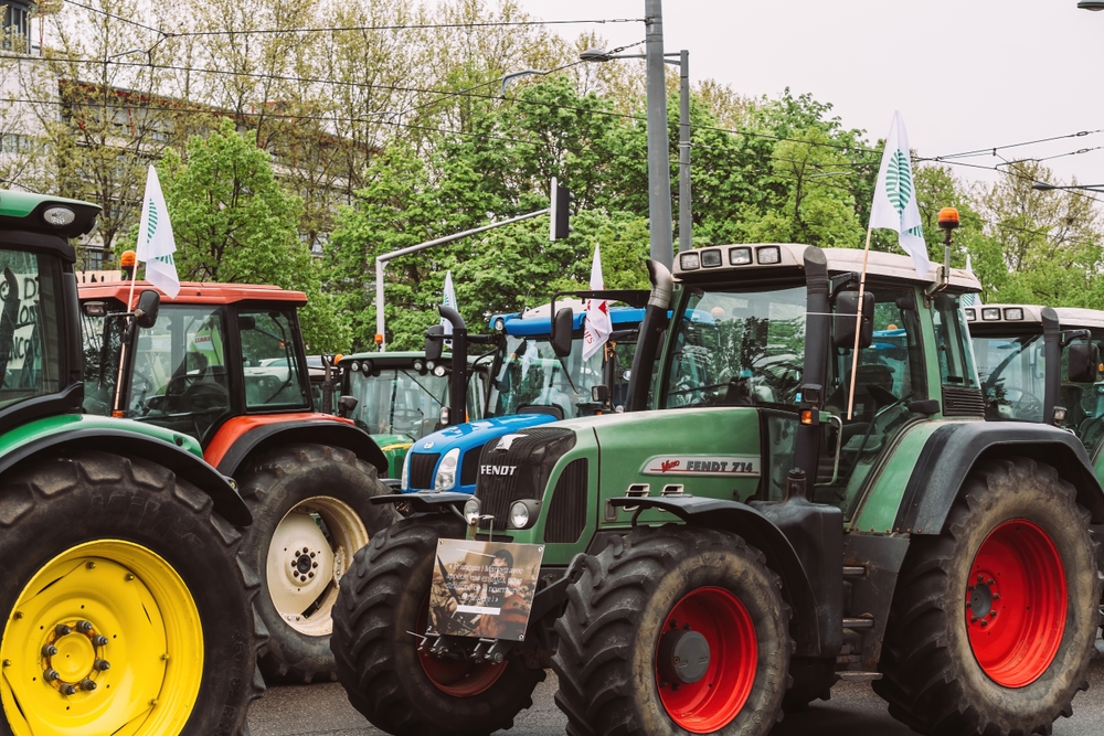 Protesta agricoltori, al via blocchi attorno a Parigi, due autostrade chiuse