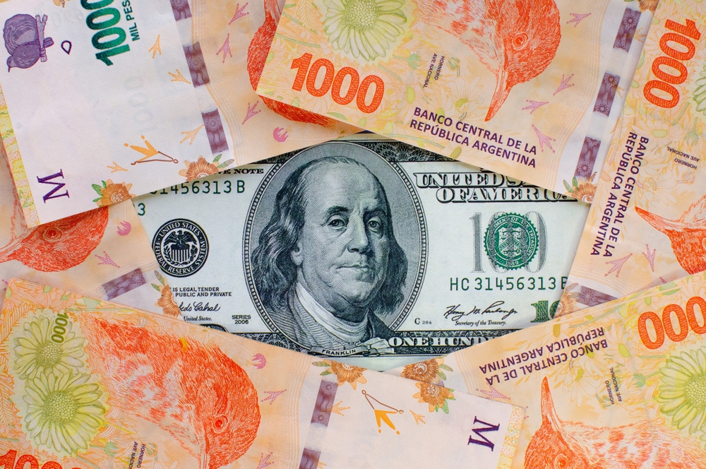 Argentina, arrivano nuove banconote da 10 e 20 mila pesos. A dicembre l’inflazione schizza di oltre il 211%