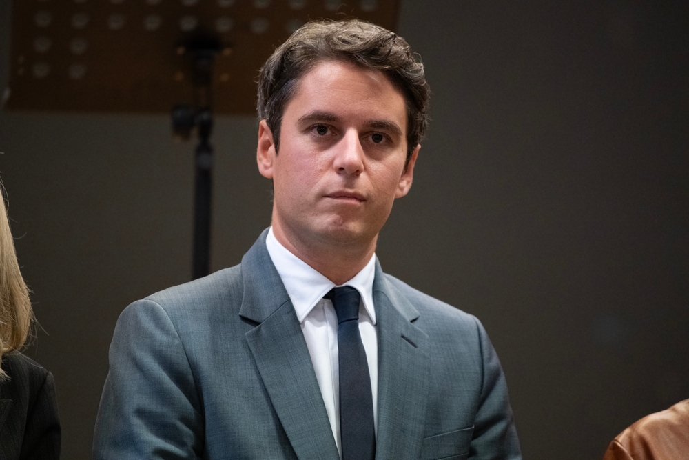 Francia, Macron sceglie il “pupillo” Gabriel Attal come nuovo primo ministro. Ha 34 anni