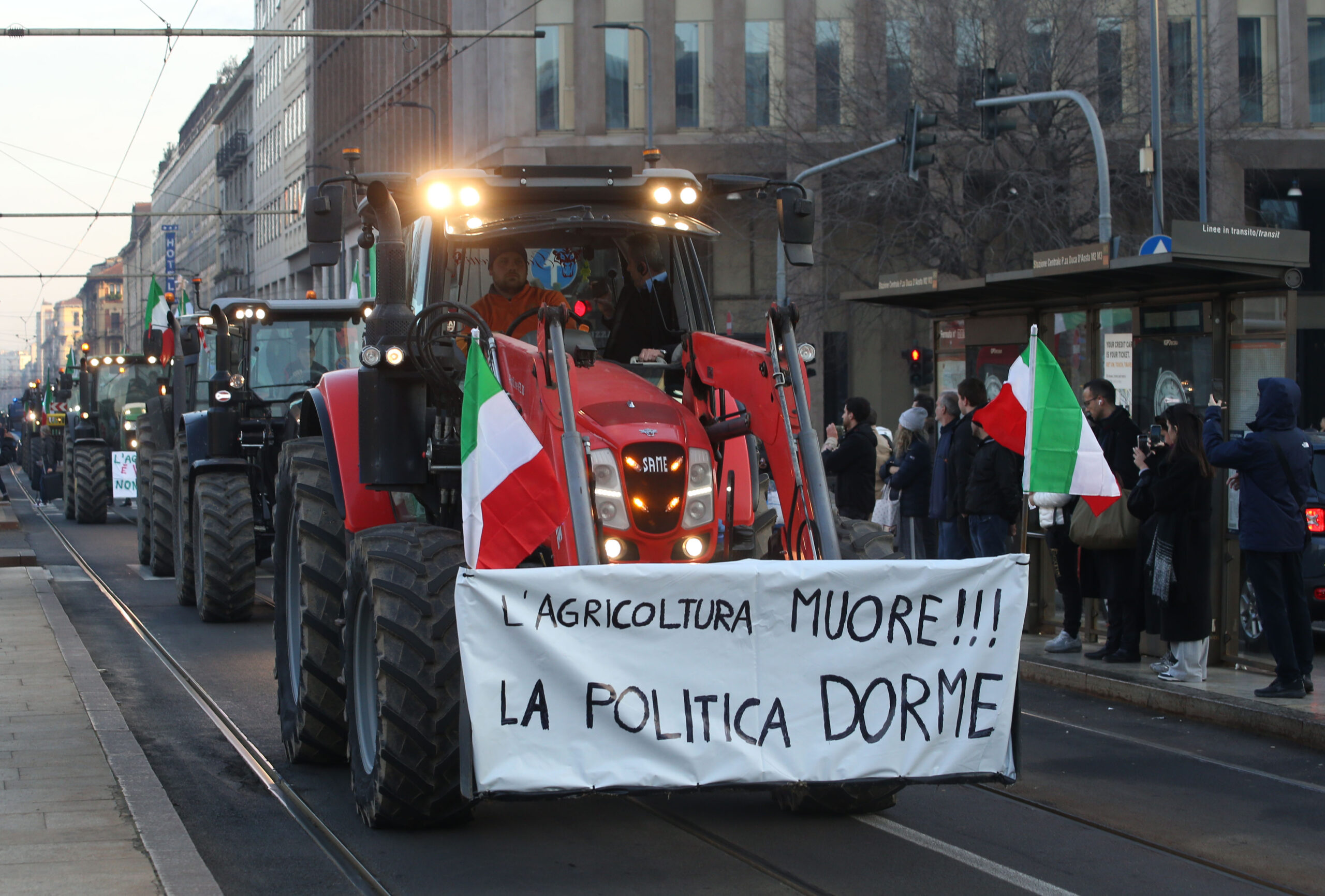 PROTESTA DEGLI  AGRICOLTORI  CON I  TRATTORI DAVANTI PIRELLONE, CARTELLO L'AGRICOLTURA MUORE LA POLITICA DORME