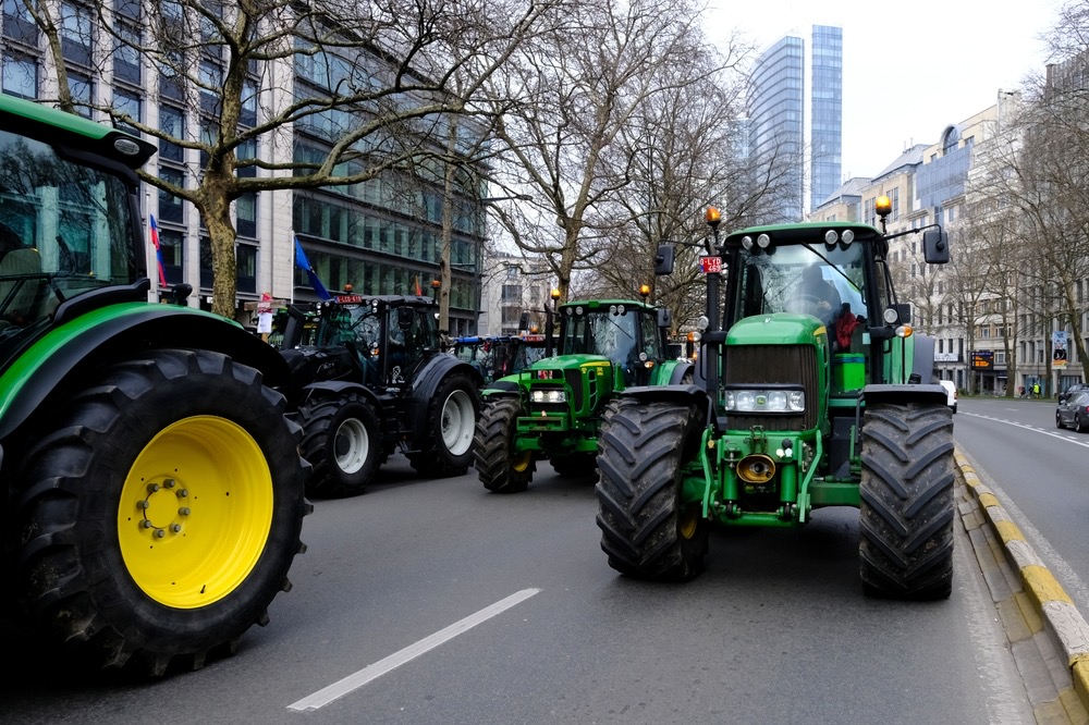 Protesta agricoltori, a Milano i trattori sono arrivati sotto il Pirellone 