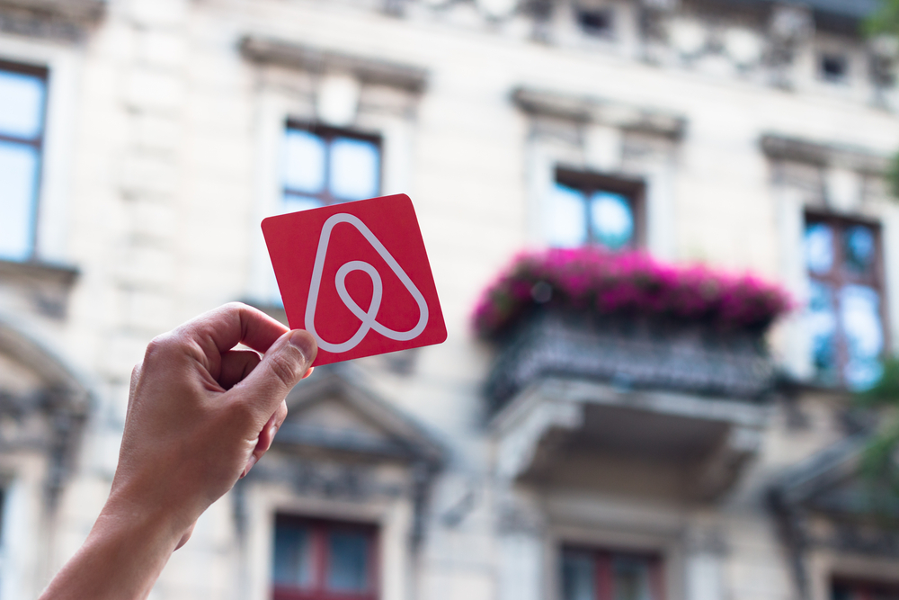 Airbnb, svolta dal 30 aprile: vietate telecamere nelle case in affitto