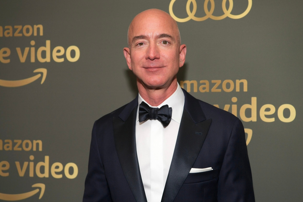 Bezos torna a essere l’uomo più ricco del mondo, supera di nuovo Musk
