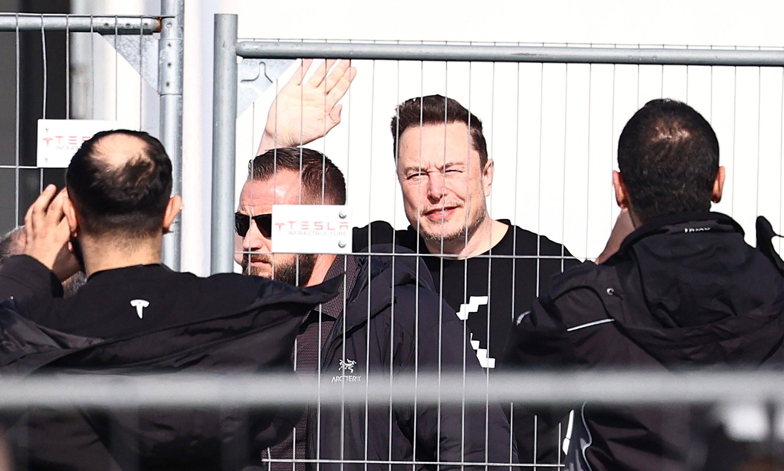 Musk alla Gigafactory tedesca di Tesla dopo il sospetto incendio doloso