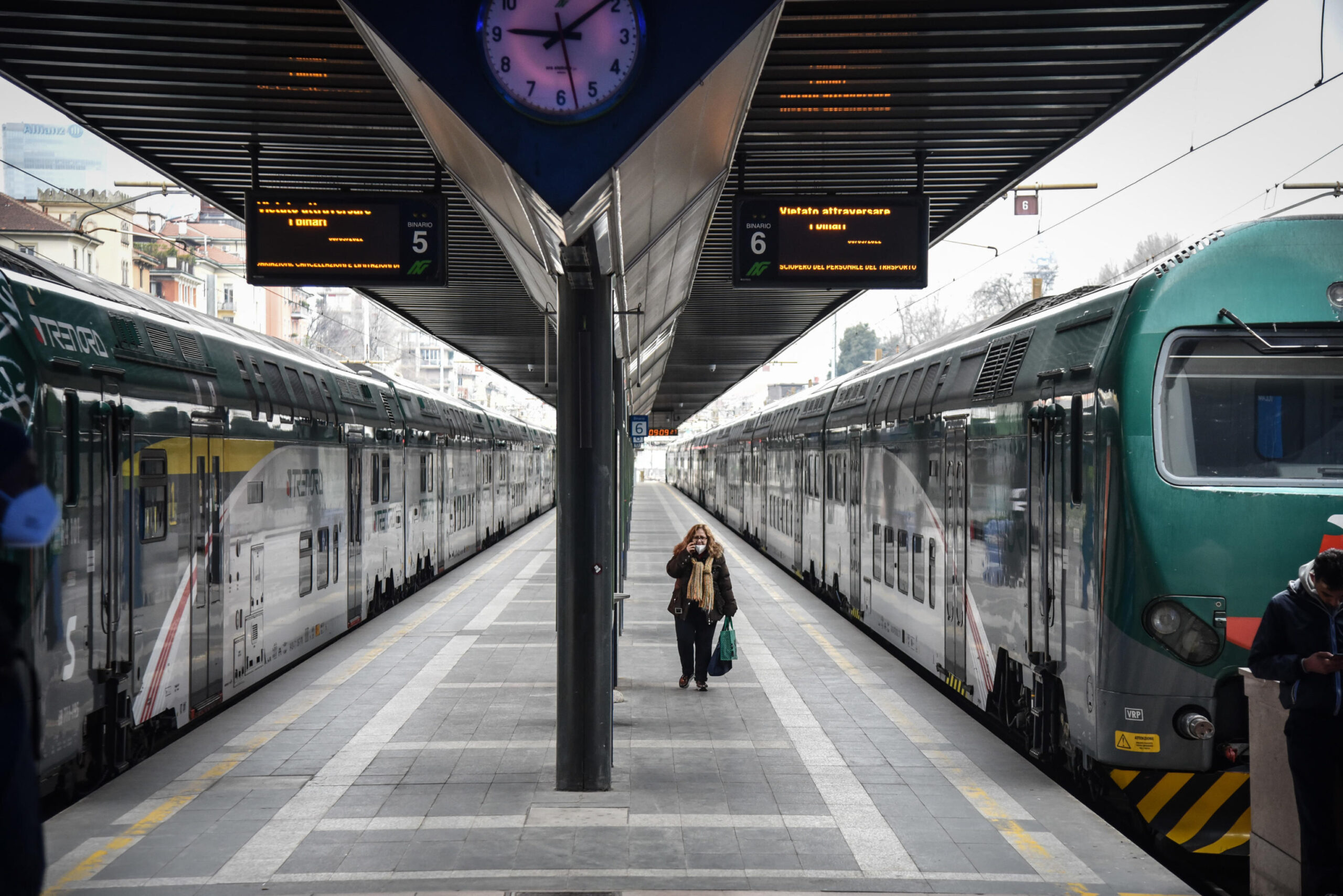 Gli effetti dello sciopero generale del trasporto locale e di Trenord alla Stazione Milano Cadorna, 8 Marzo 2022. ANSA/MATTEO CORNE5