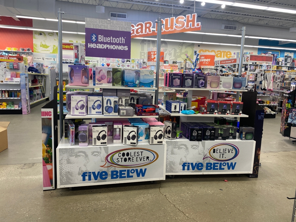 Five Below: conti trimestrali deludenti. Ed il titolo crolla in Borsa