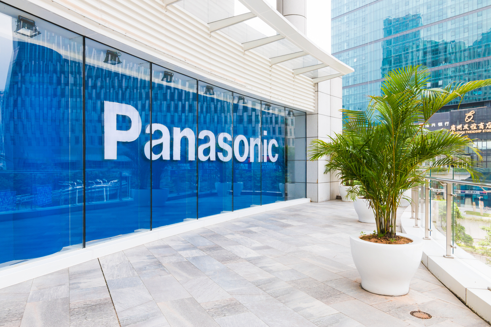 Panasonic vende ad Apollo la sua unità automobilistica PAS. Deal da oltre 2 miliardi di dollari