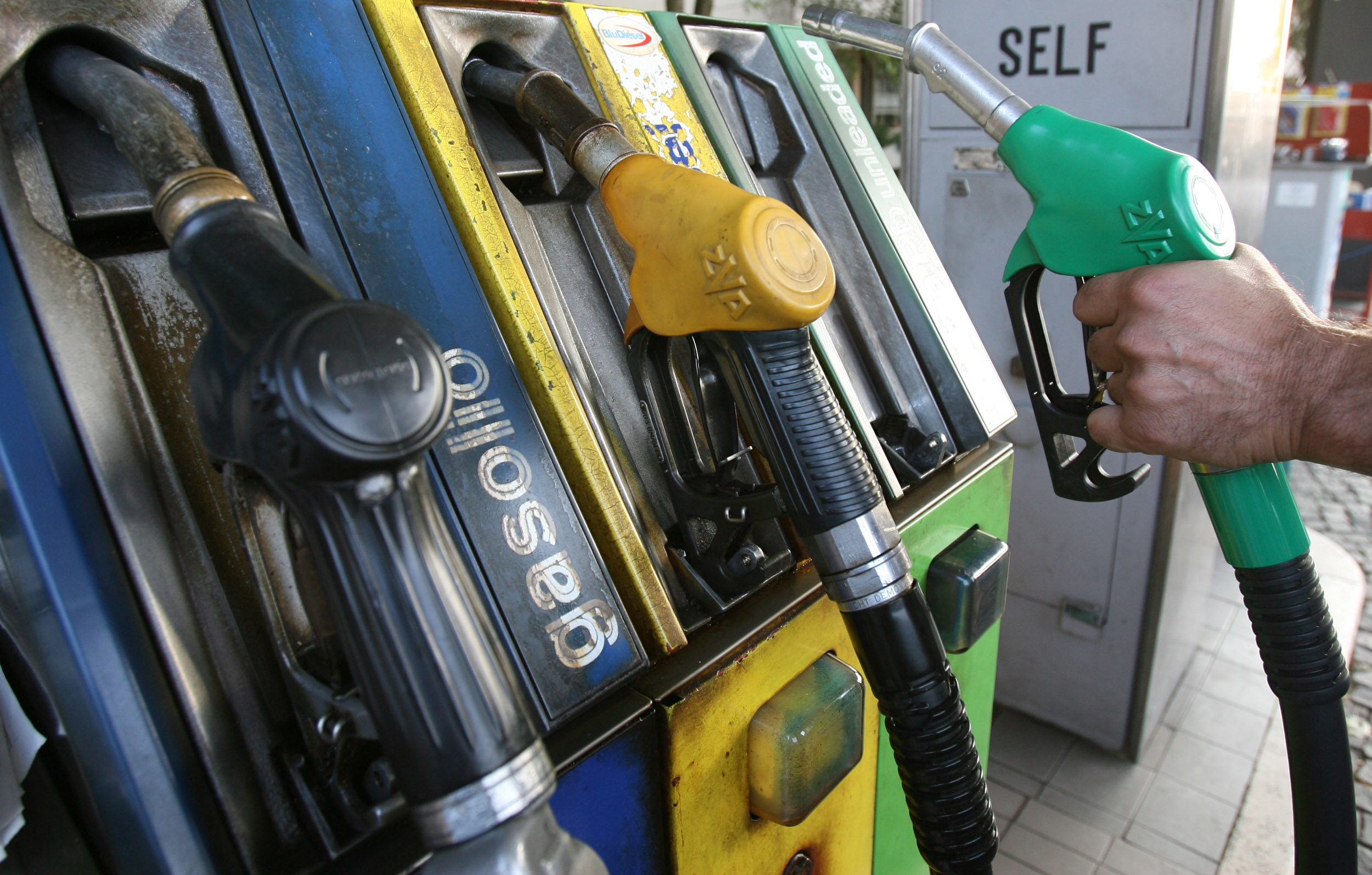 Carburanti: prezzi benzina in lieve calo, self a 1,917 euro al litro