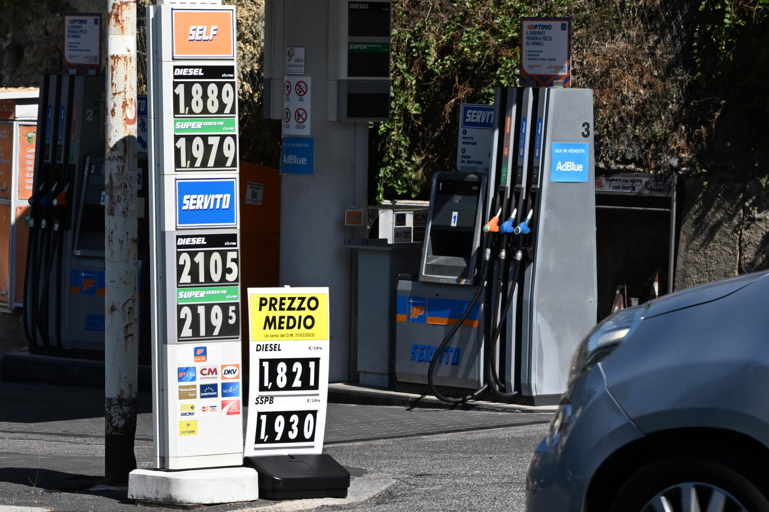 Carburanti, boom dei prezzi della benzina, il diesel resta fermo