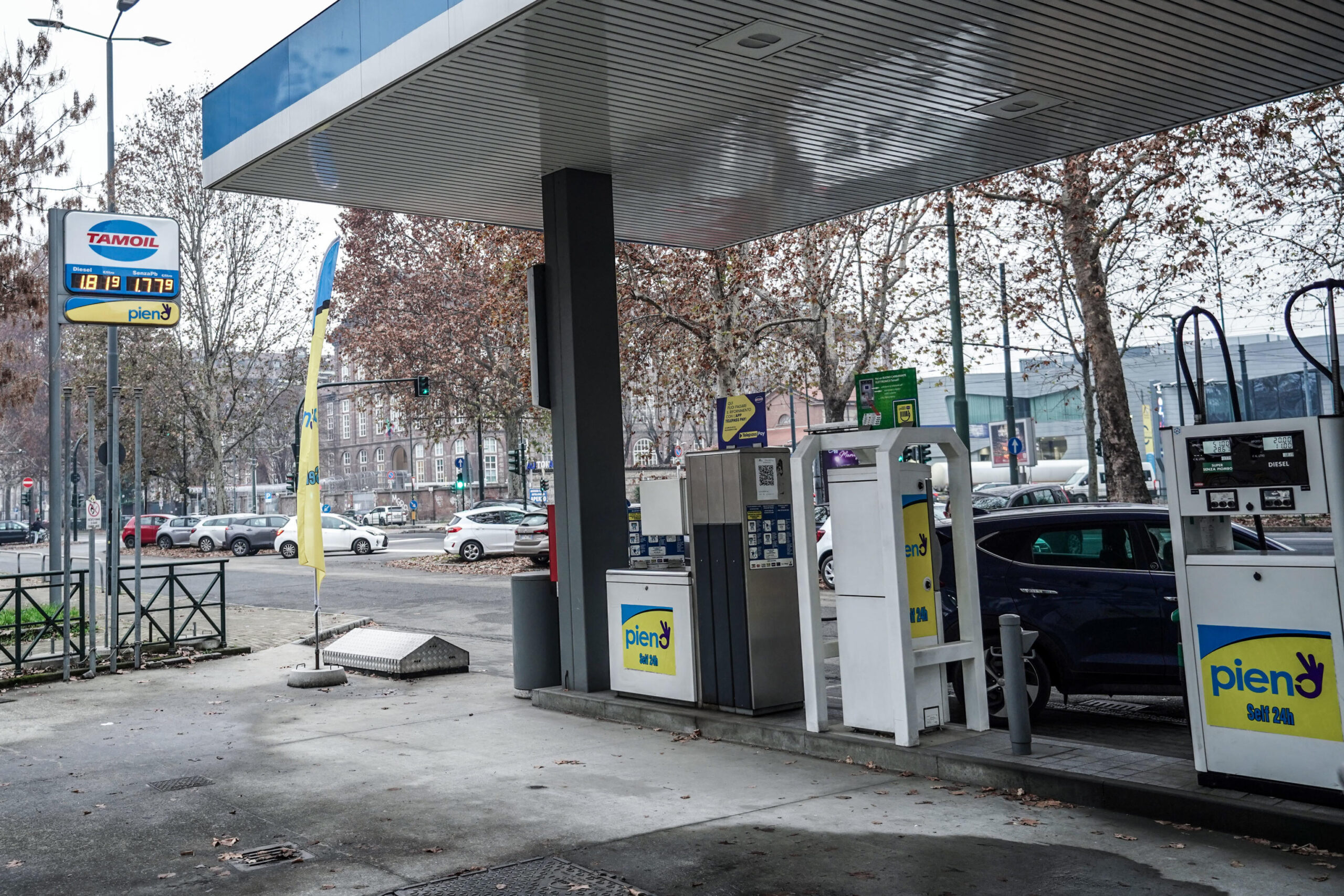 Carburanti: ritocchi al rialzo per benzina, al self è a 1,893 euro