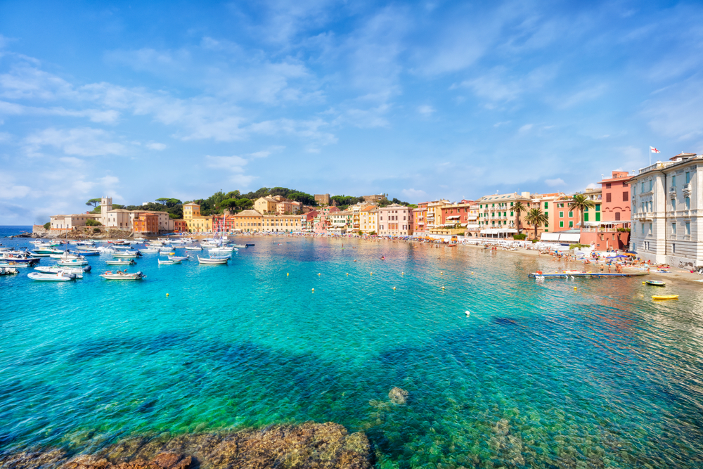 Liguria, spiagge affollate grazie alle alte temperature. Sestri Levante la regina delle presenze