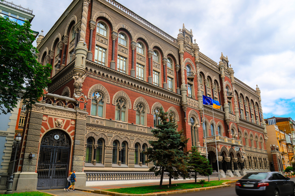 Ucraina, la Banca centrale tagli i tassi al 13,5% (oltre le attese)