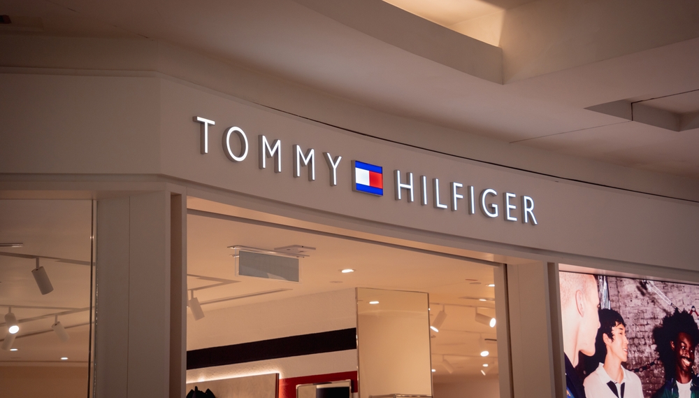 Abbigliamento, previsioni annuali negative per PVH (Tommy Hilfiger). Ed il titolo crolla