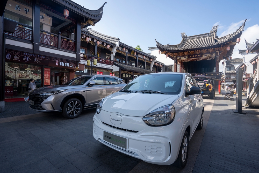 Cina guida il boom dei veicoli elettrici 2024, forte la domanda di ibridi
