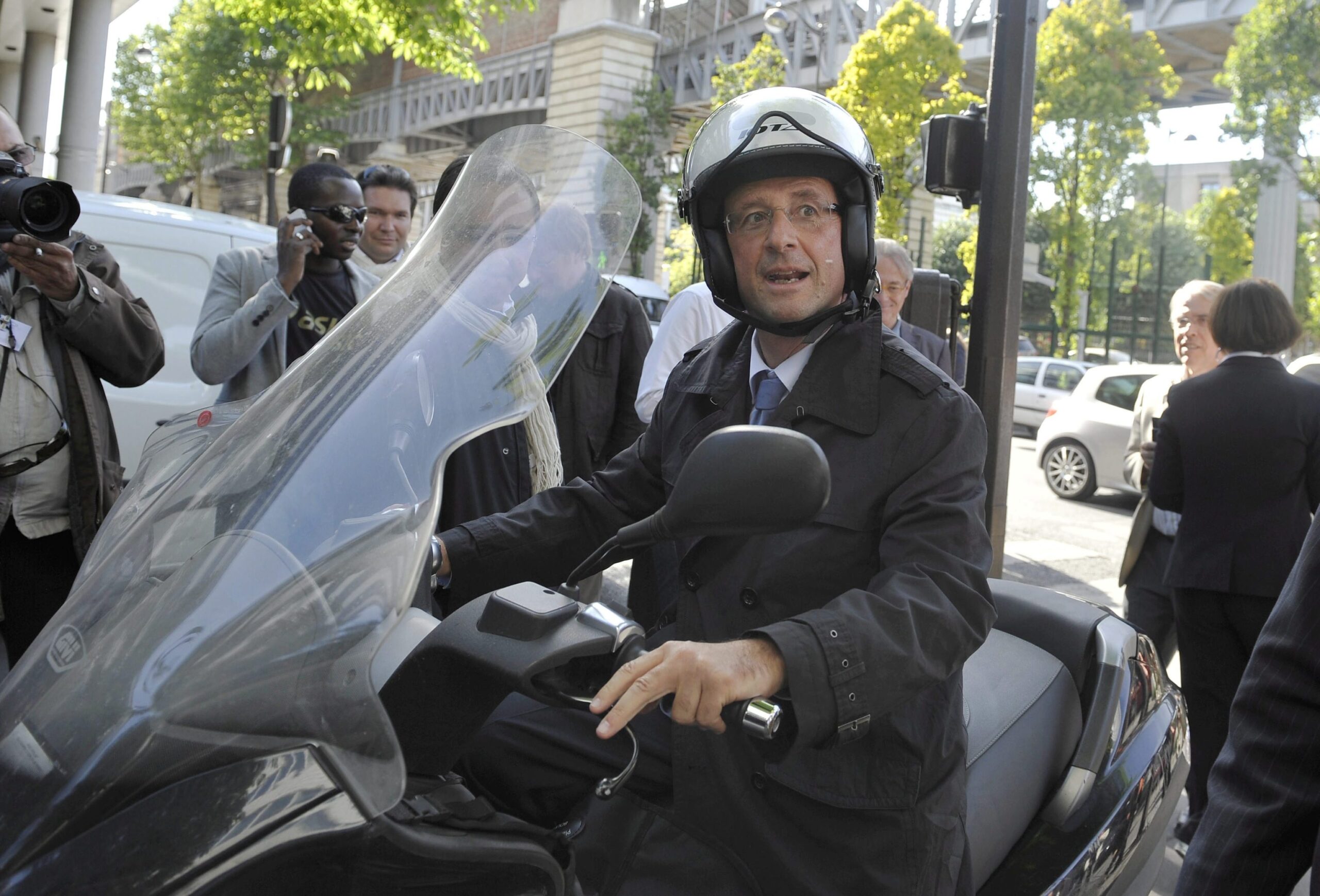 Venduto all’asta lo scooter del “tradimento” di Hollande