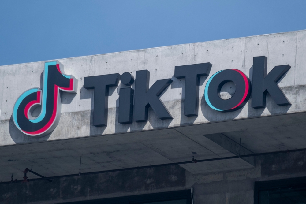 TikTok sta tagliando centinaia di posti di lavoro nei dipartimenti delle operazioni e del marketing