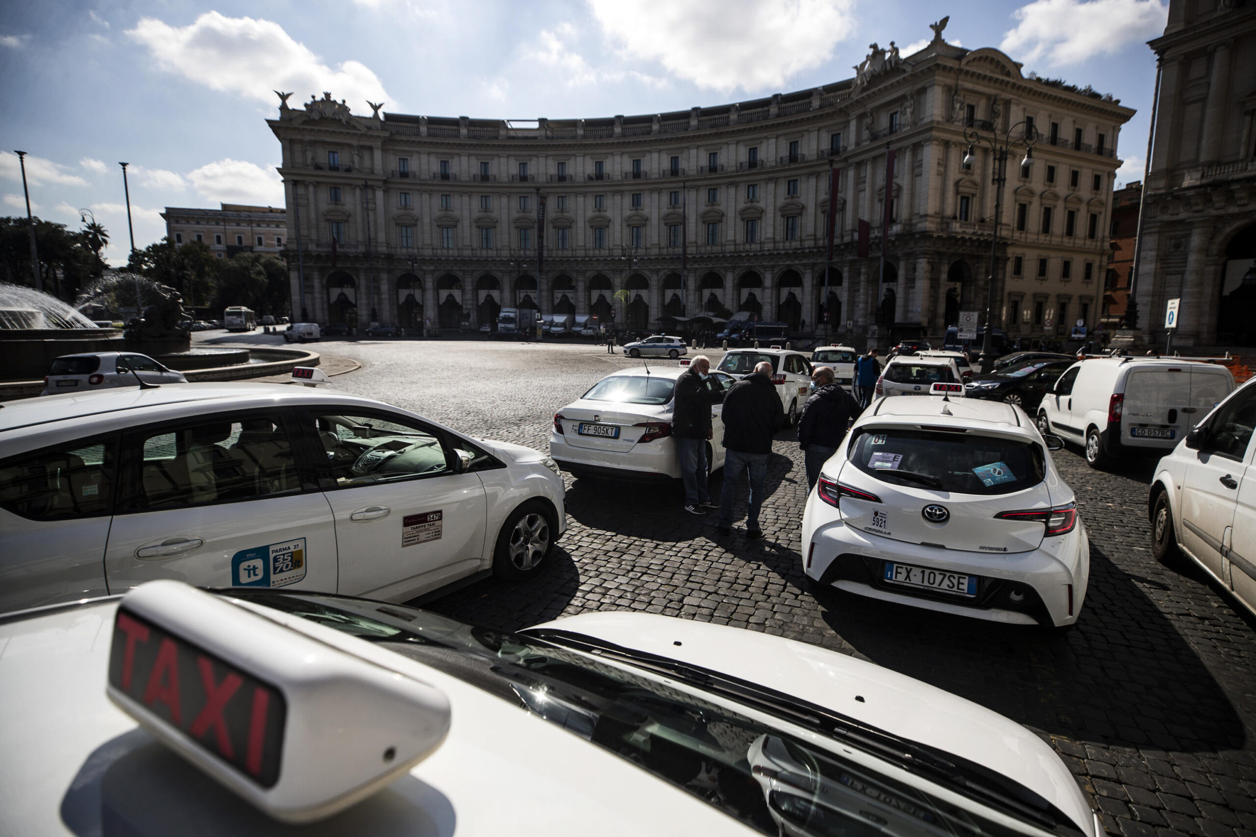 Sciopero taxi, si fermano le auto bianche domani 21 maggio contro Uber