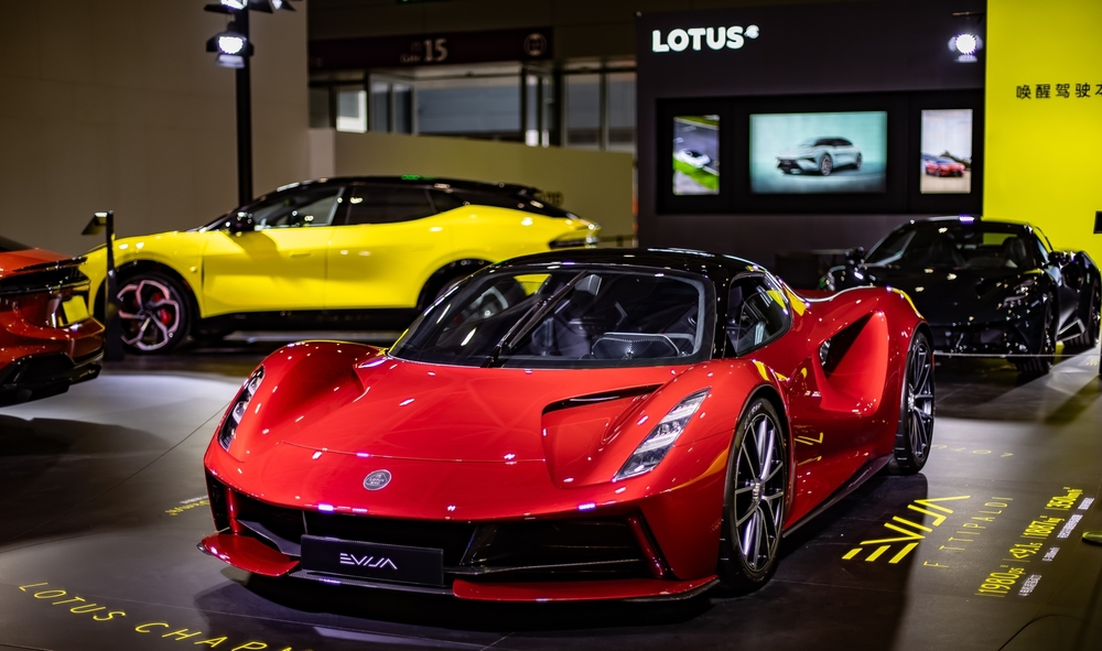 Veicoli elettrici, Lotus Tech riduce le previsioni di consegna annuali