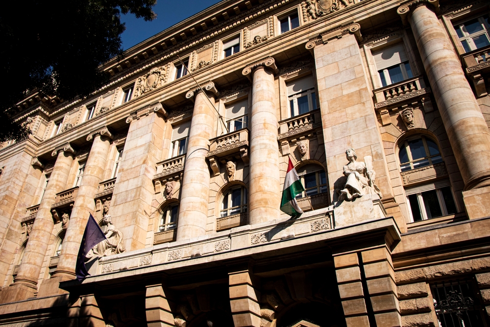 Ungheria, la Banca centrale torna a tagliare i tassi