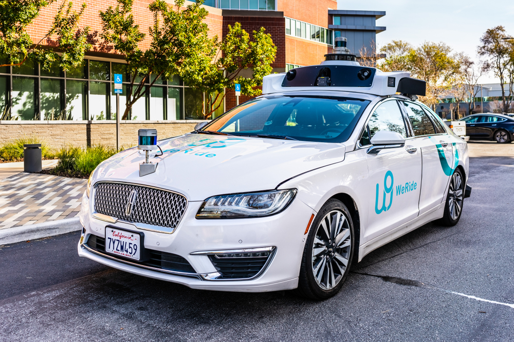 Negli Emirati Arabi arrivano i robotaxi: partnership tra Uber e WeRide