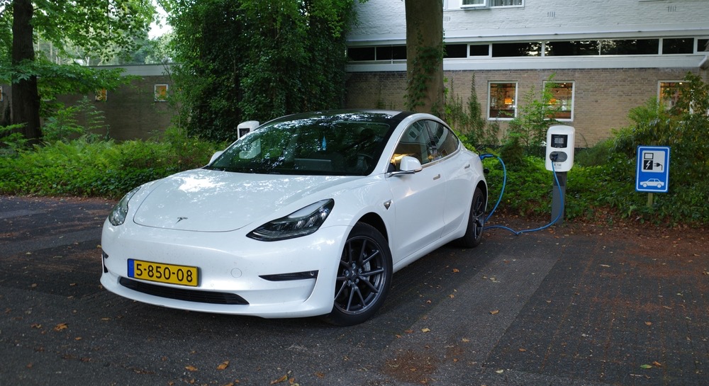Tesla, stop a variante economica del Model 3 negli Usa
