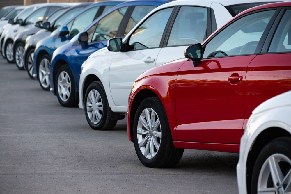 Auto, mercato ancora in calo, si salvano ibride ed e-car