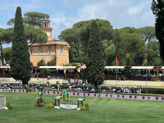 Piazza di Siena 2025: l’eleganza galoppa tra storia, sport e finanza verde