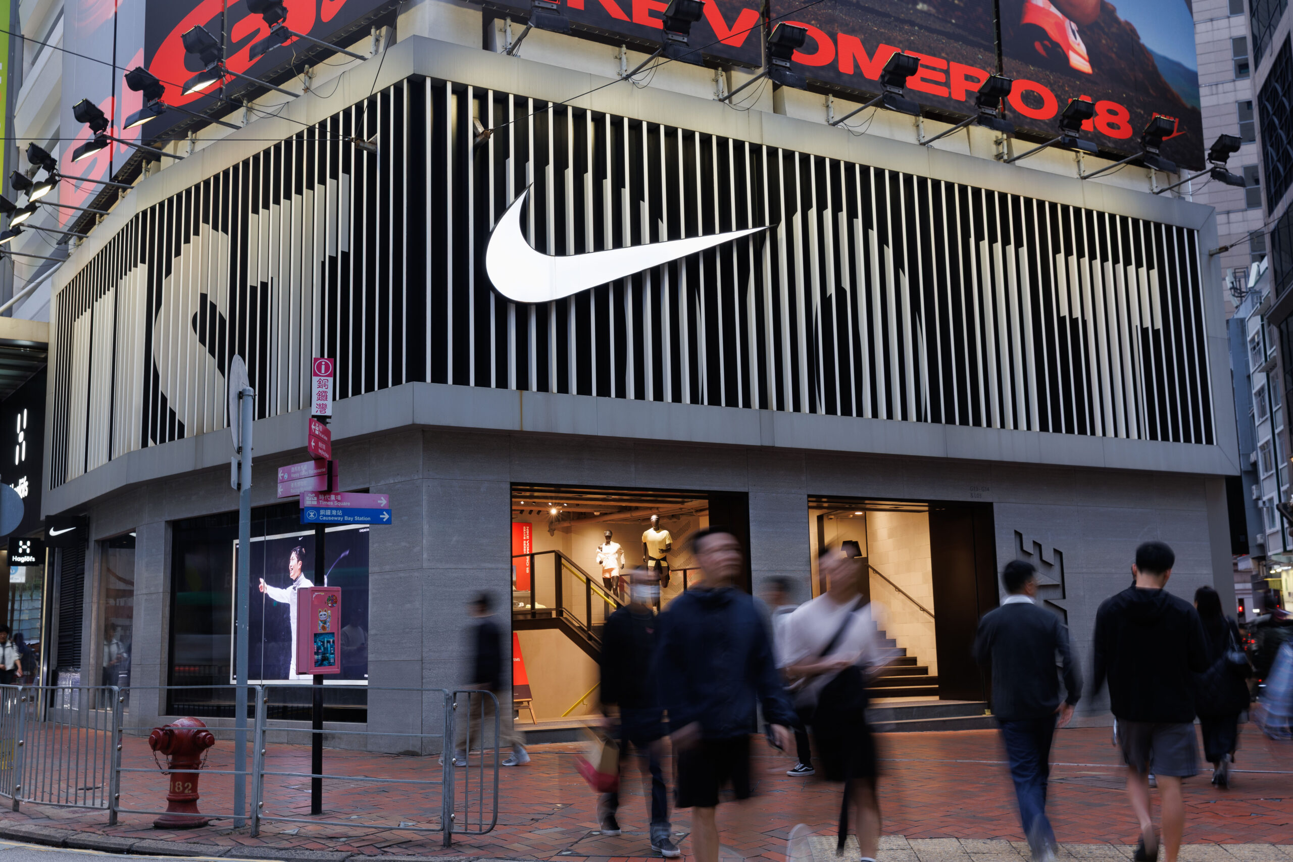 Nike sorprende i mercati: crollano ricavi e utili, ma il titolo vola